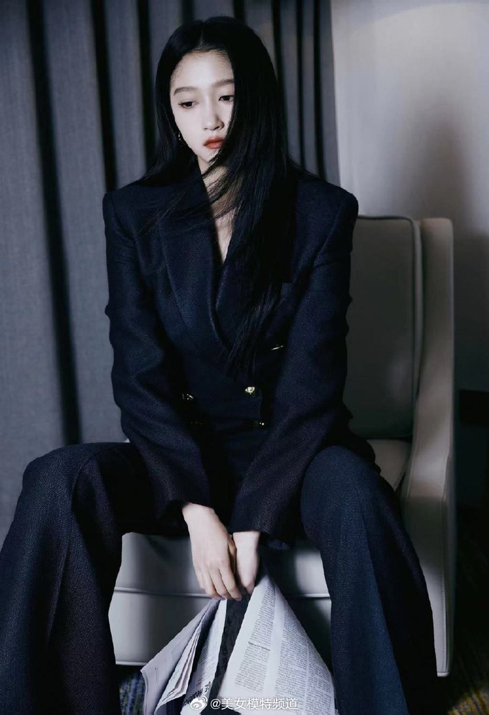 关晓彤戴墨镜穿黑西装又酷又飒