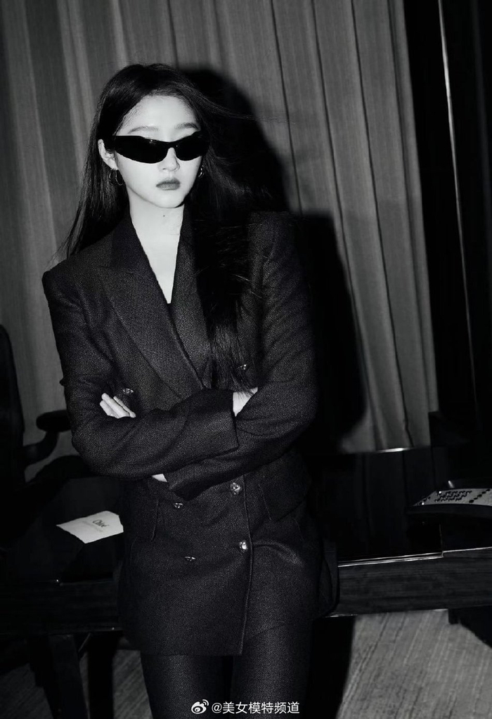 关晓彤戴墨镜穿黑西装又酷又飒