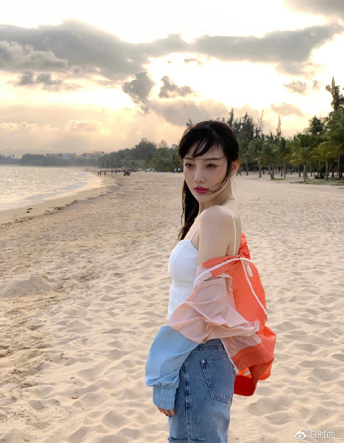 李小璐活的越来越像个网红在时尚穿搭方面依旧是一姐