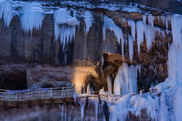 随着玉华宫主题冰雕展的启幕,玉华宫景区滑雪,戏雪,赏冰观灯等冰雪