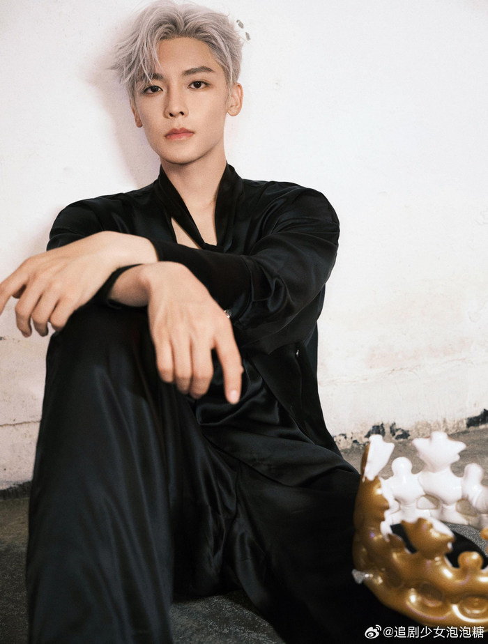 侯明昊生日写真大片送达 银发黑领带禁欲感十足……|侯明昊|银发|生日