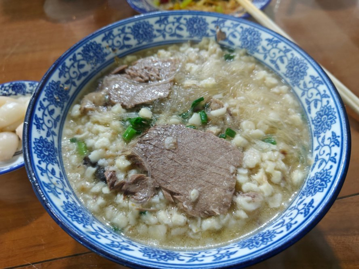 在古都西安,有一道堪称一绝的美食——羊肉泡馍,它以其独特的魅力吸引