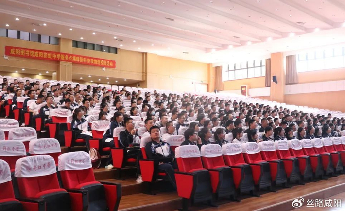 咸阳图书馆副馆长郭旭晔,咸阳彩虹学校党委副书记王尊胜,咸阳图书馆