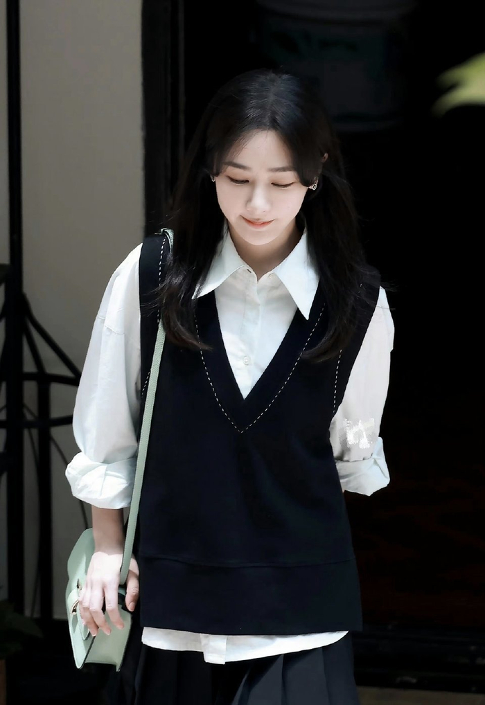 杨紫白衬衫黑马甲造型好青春洋溢呀像回到了学生时代
