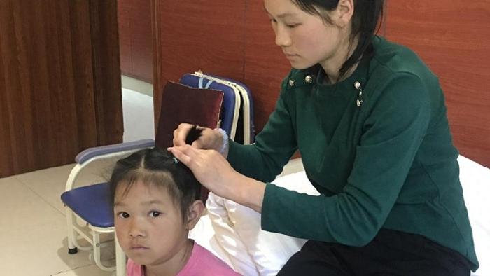 家人为省钱没让孕妇做产检，孩子出生患上怪病，女子：不该生下她