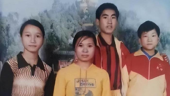 曾背“疯母”上大学的刘秀祥，拒绝了55万年薪后，如今怎么样了？