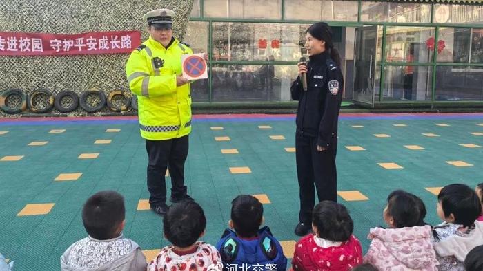 冬日“警”色美，安全润童心