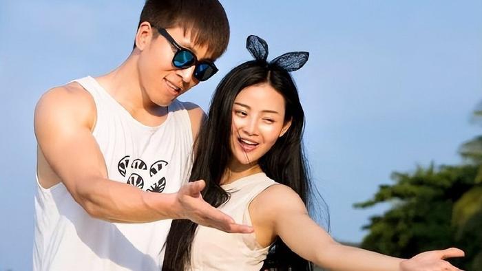 初恋女友嫁富二代，老公婚外情和她离婚，我该抛弃老婆孩子娶她吗