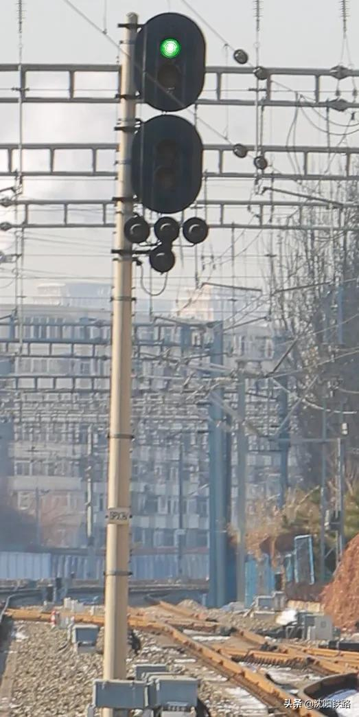 你知道吗?铁路信号机“会说话”!|列车|黄灯|灯位|通行|红灯_新浪新闻