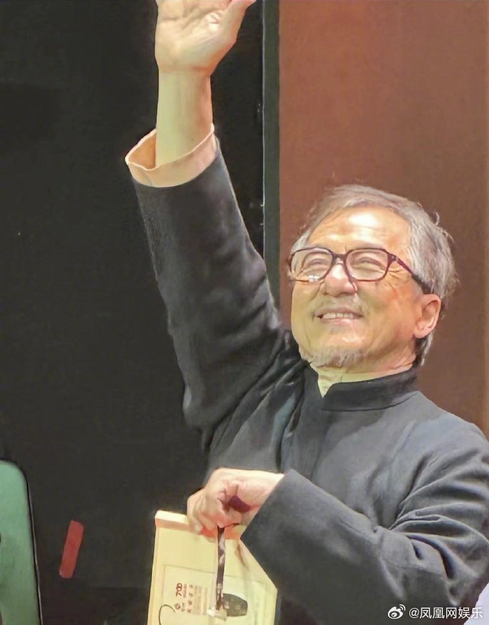 成龙头发胡子都白了