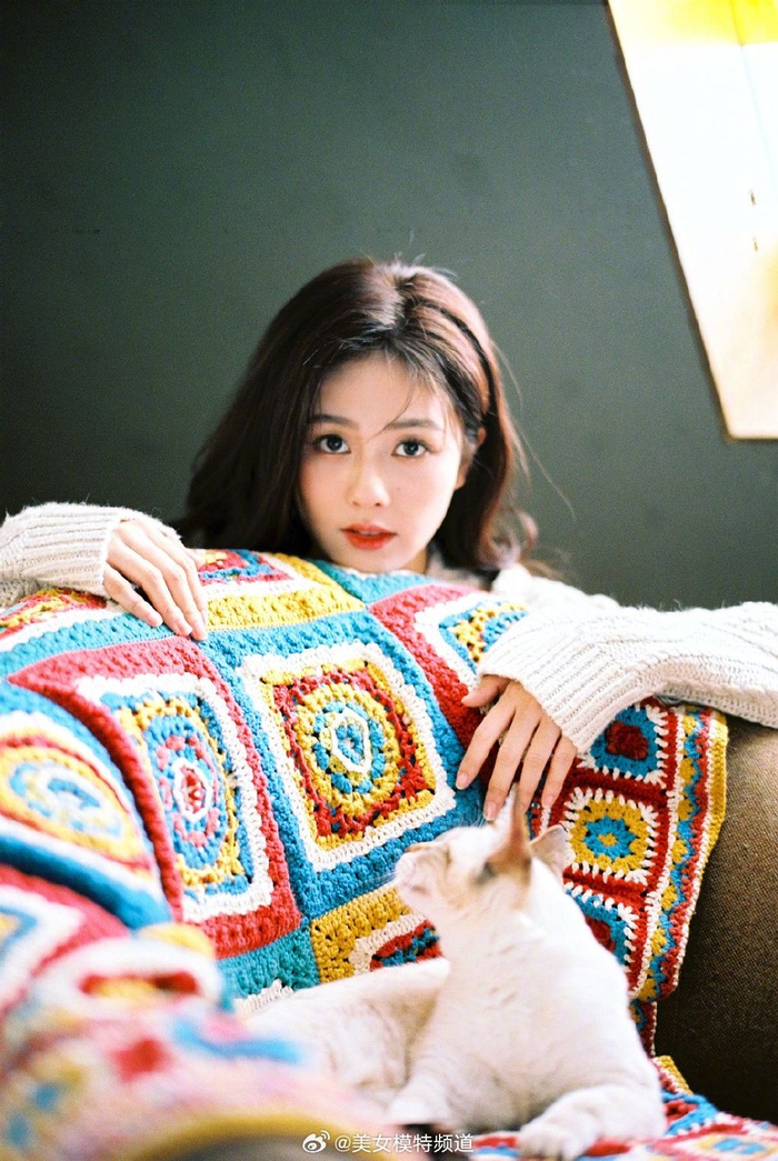 白鹿穿长款毛衣秀美腿长发披肩与猫咪互动气质温柔