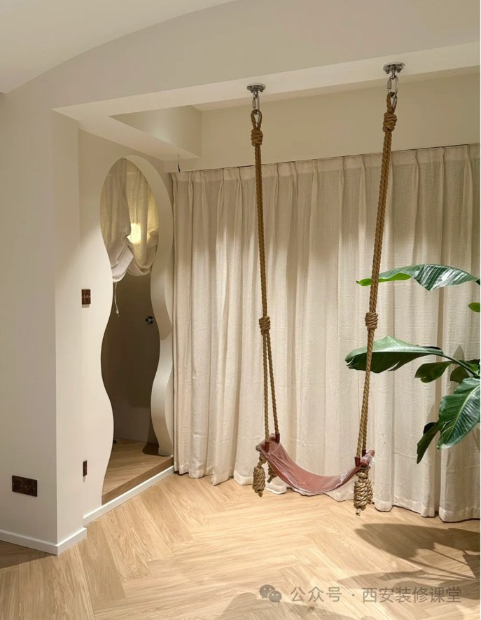 在家里荡秋千回到美好童年