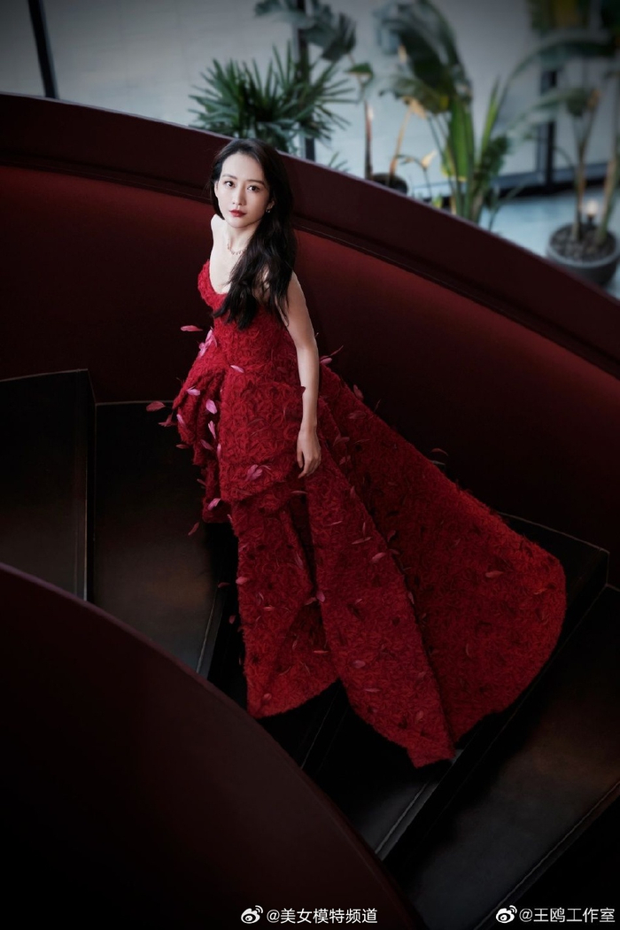 王鸥穿红色长裙露大长腿留披肩长发唇红齿白显温婉