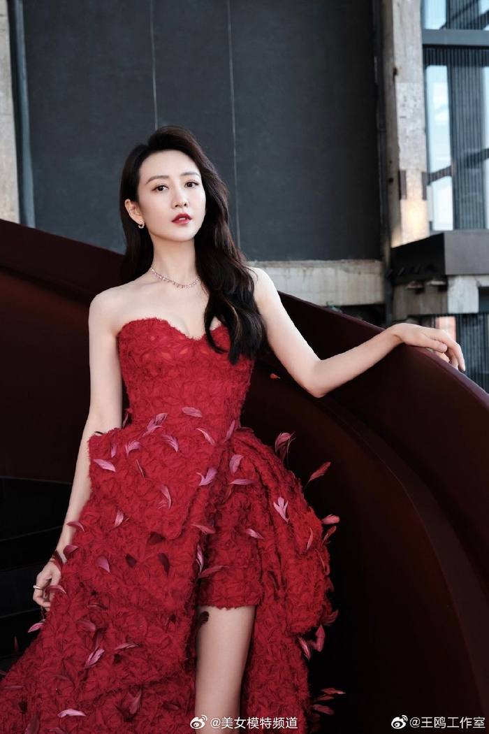王鸥穿红色长裙露大长腿留披肩长发唇红齿白显温婉