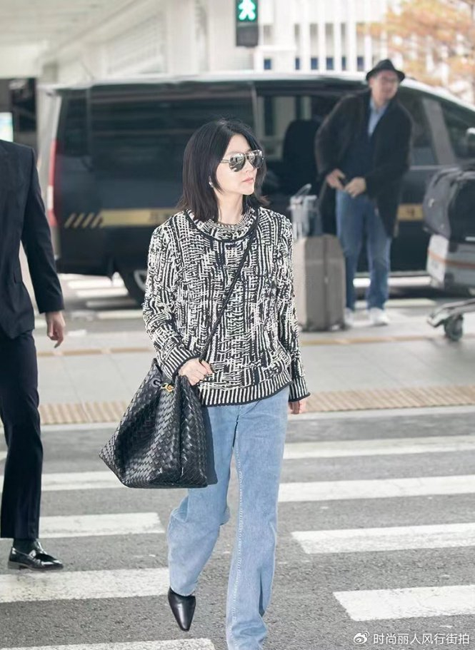 54岁李英爱美成韩国天花板!最新机场造型比全智贤时髦,皮肤超嫩