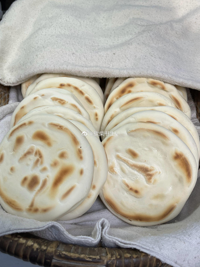 西安的馍有两种,一种是常见的白吉馍,另一种就是饦饦馍……|西安市|陕西省_新浪新闻