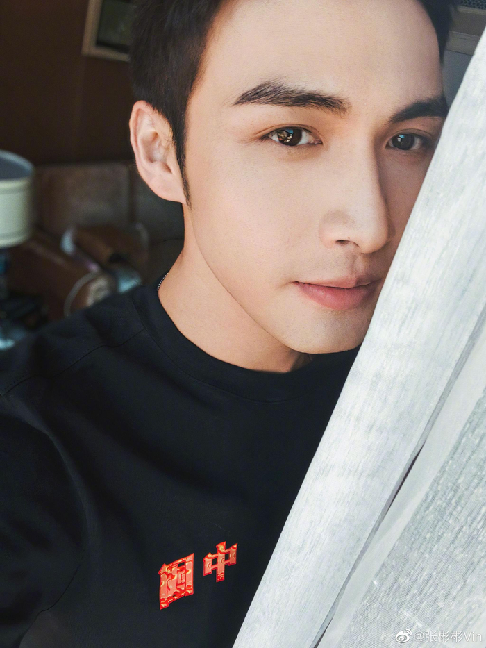 张彬彬晒剪发后自拍啦~ 帅到谁了我不说