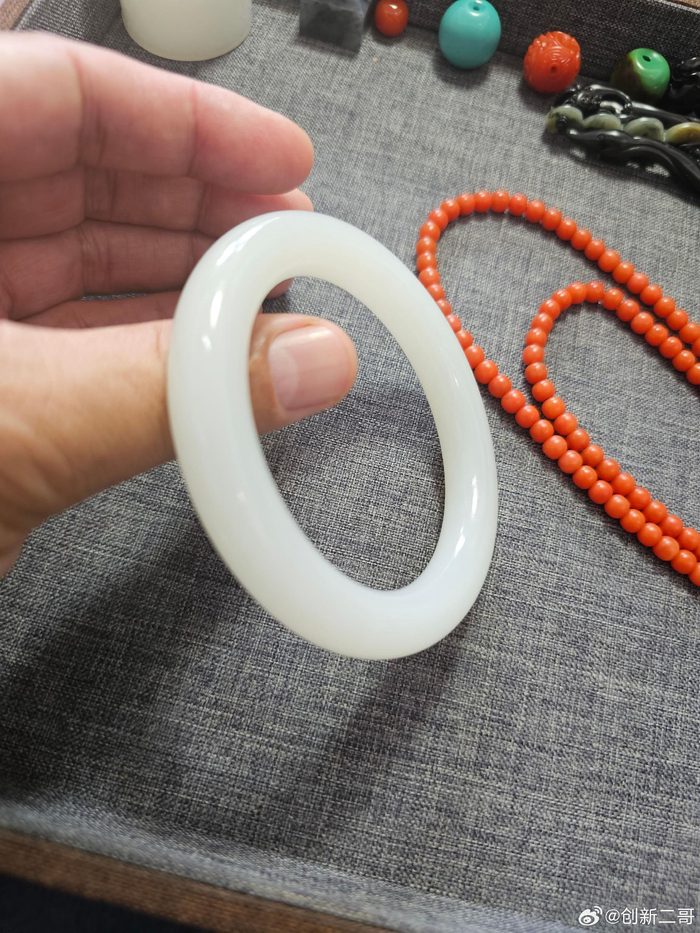 极品俄巴沙料白玉手镯脂白细腻油的很