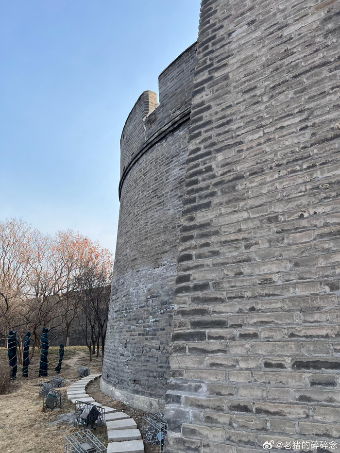 朝阳下的宛平城古朴厚重