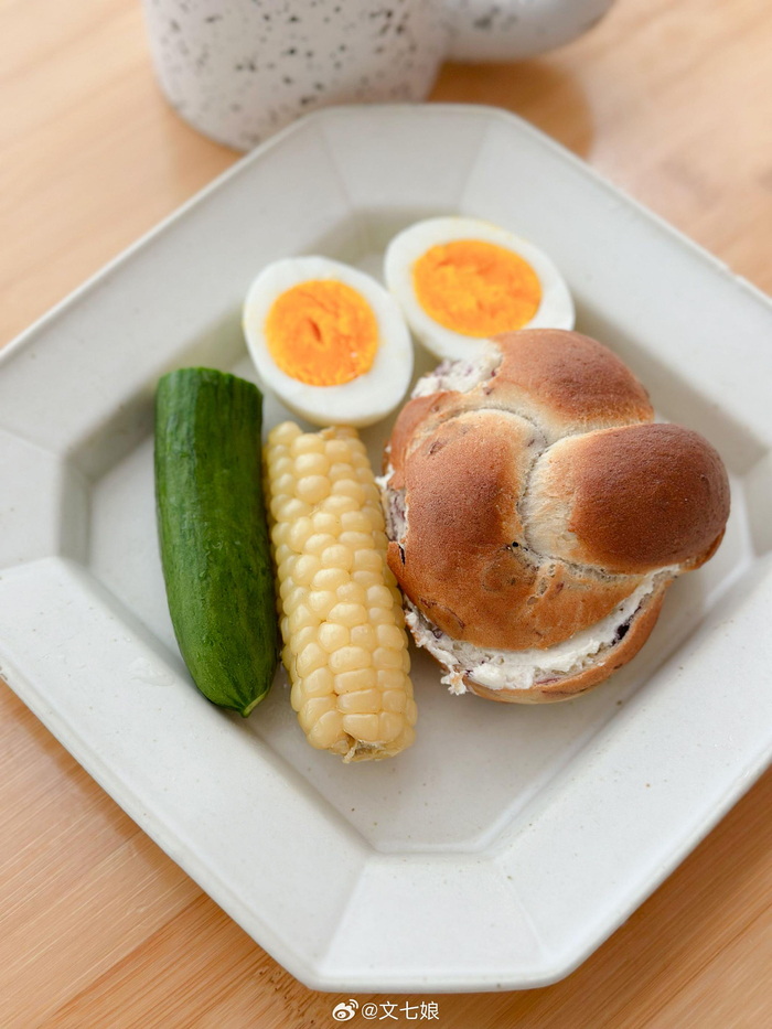 早饭03 版纳拇指玉米/奶酪贝果/水果黄瓜/鸡蛋/拿铁 早上鸡蛋玉米一