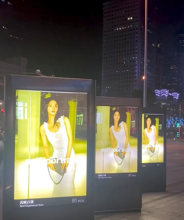 上海随处可见赵丽颖的广告牌大明星闪闪发光