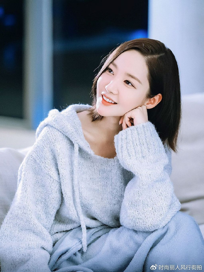 对比现在的她,大家还是更喜欢之前脸上肉肉的朴敏英,不过最近朴敏英和