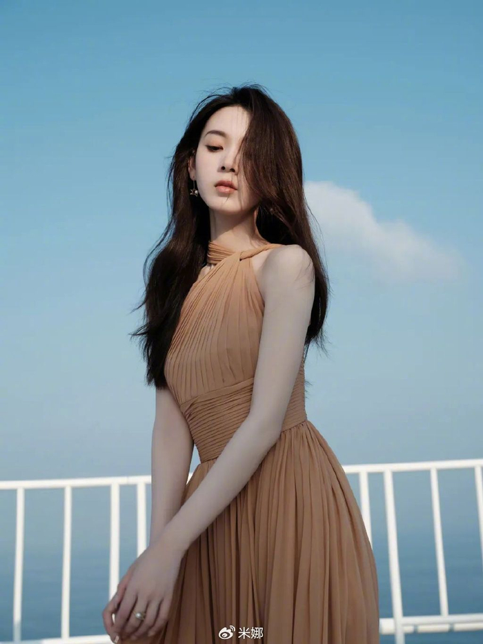 陈瑶橘色的比基尼泳衣在阳光下闪耀着光芒93肆意大胆做自己.