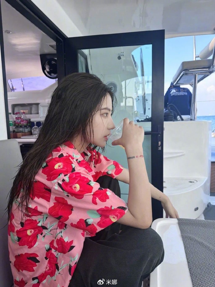 陈瑶工作室陈瑶橘色的比基尼泳衣在阳光下闪耀着光芒93肆意大胆做