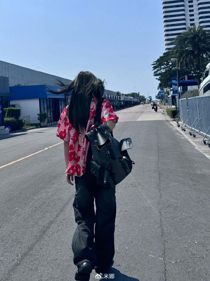 陈瑶工作室陈瑶橘色的比基尼泳衣在阳光下闪耀着光芒93肆意大胆做