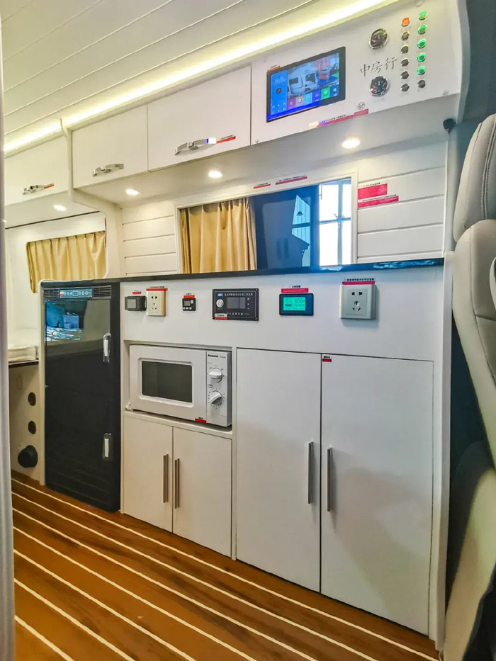 中房福特全顺t8房车实用灵活布局小家庭畅游惬意之选