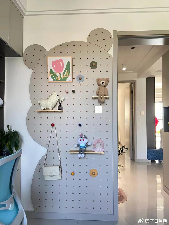 比如在儿童房,可以选择色彩鲜艳,造型可爱的洞洞板,搭配卡通形状的