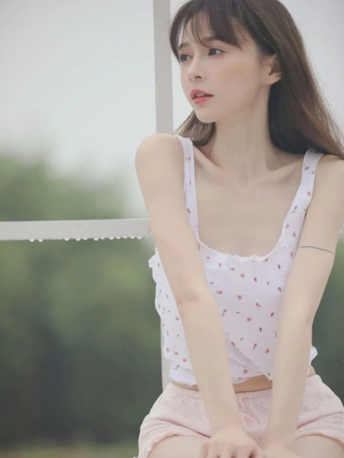 解放剪刀手,试试这16个手部拍照姿势,轻松好拍,又好看