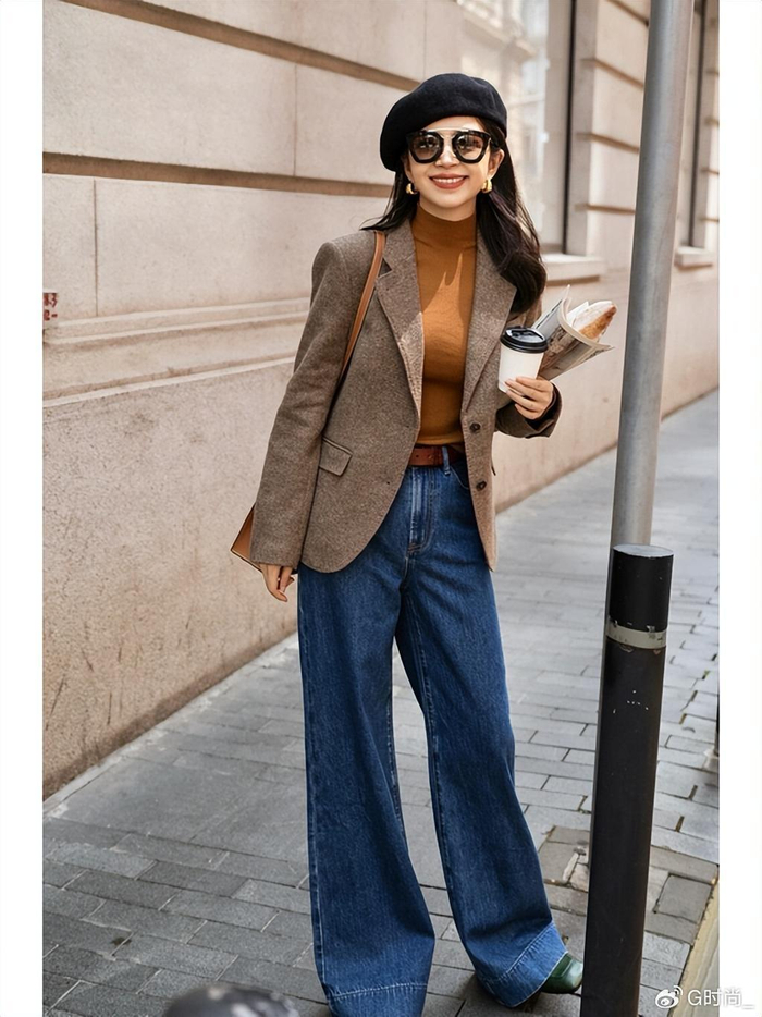 藏蓝色金属双排扣西装外套,搭配白色竖条纹衬衫和深棕色高腰西装阔腿