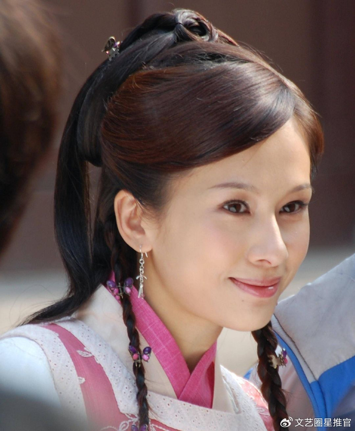 47岁文颂娴罕见露面,与好友合影有辨识度最惊艳,佘诗曼沦为配角