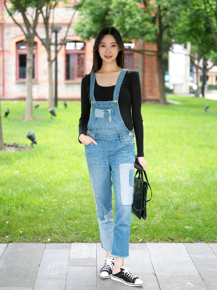 夏天,穿牛仔裤很百搭,不过要"选对了穿法"才会更加时髦高级