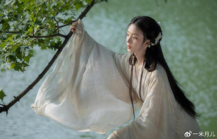 陈瑶古装出镜清冷淡雅回眸一笑百媚生