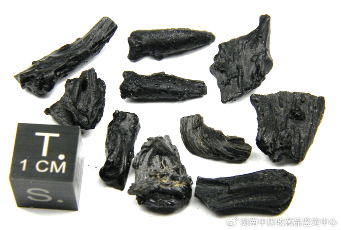 拍卖会上的玻璃陨石价格|哑铃|陨石|纽扣_新浪新闻
