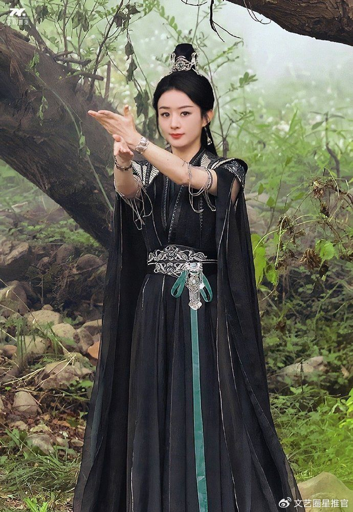 赵丽颖《与凤行》新路透英姿飒爽,却被嘲古装露肉胳膊真廉价低级