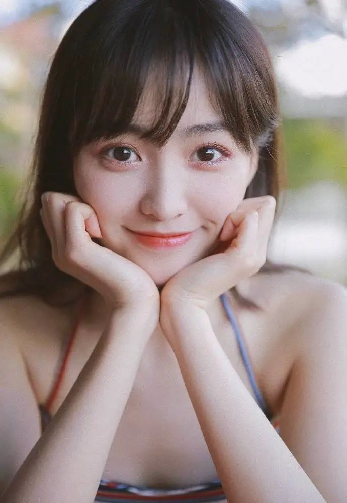 解放剪刀手,试试这16个手部拍照姿势,轻松好拍,又好看