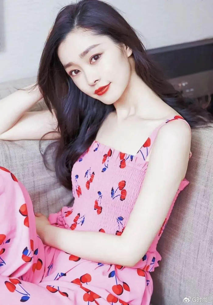 旗袍女神宋轶最新穿搭烈焰红唇配黑色吊带裙妖娆又性感