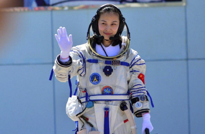 对于中国女航天员来说,人数有限,已知选拔出来的也就只有3位,分别为