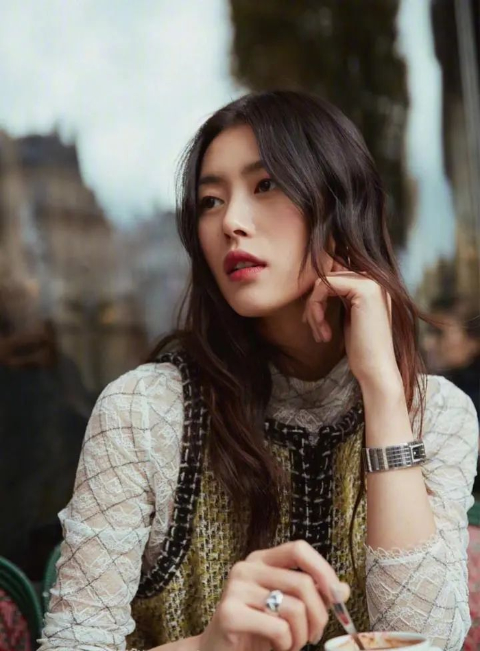 刘雯11个拍照姿势,拍照上镜自然又好看,行走的拍照教科书__财经头条