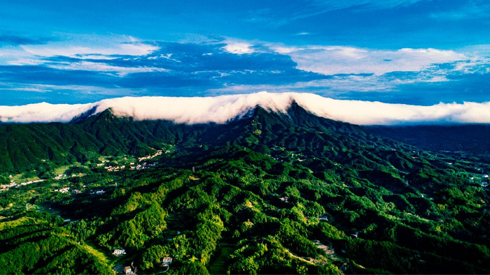 幕阜山国家森林公园,位于湖南省岳阳市平江县南江镇,素以山雄,崖险,石