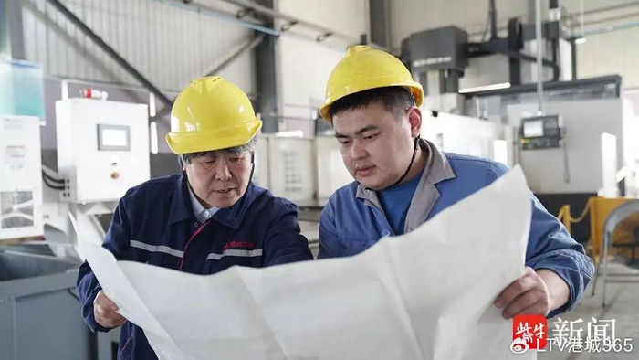 得知厂里要研发烫剪联合机,于素梅把大学课本重新搬到案头,主动要求