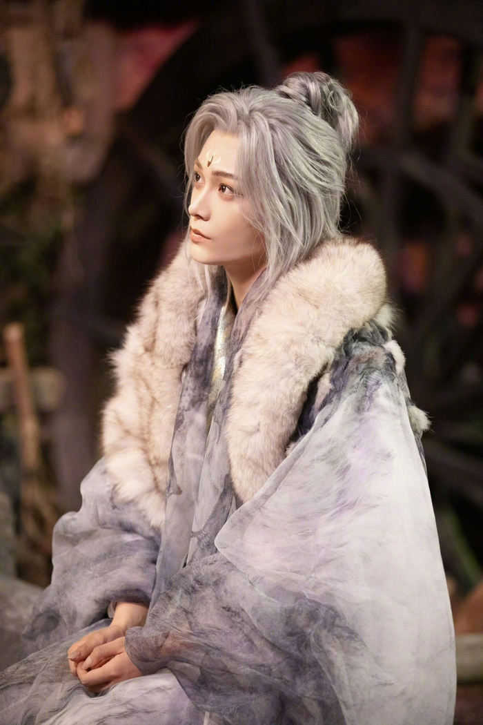 昨晚@丁禹兮 在七时吉祥里银发猫猫妖王造型上线……__财经头条