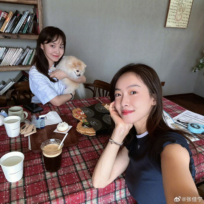 张佳宁发博分享和宋茜的自拍,对我眼睛很友好啊,美女们关系好好友谊长