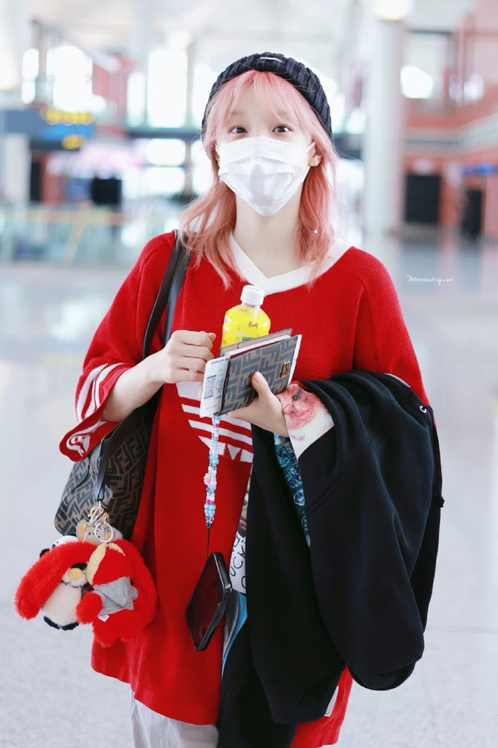 宋雨琦今日飞9693机场饭拍来啦～粉发红衣好像小精灵!