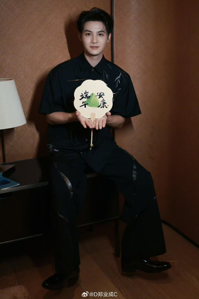 郑业成端午营业照来啦～扇子上有满满的祝福:粽有好运,端午安康