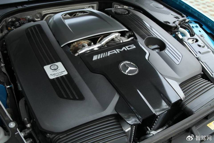 0l v8双涡轮增压发动机,其峰值功率为430kw,最大扭矩可达800nm,百公里