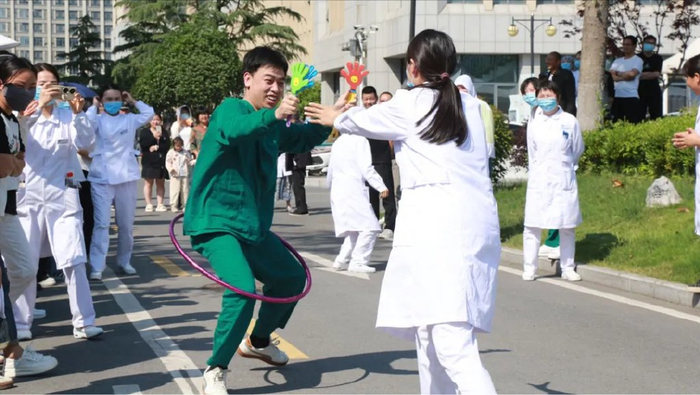 三人民医院全体医护人员将继续发扬"厚德,严谨,创新,奉献"的院训精神
